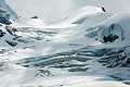 <center>Depuis le refuge, je discute avec les guides ; ils me font découvrir le passage qui semble être le plus emprunté : le glacier est. glacier face nord grand paradis 